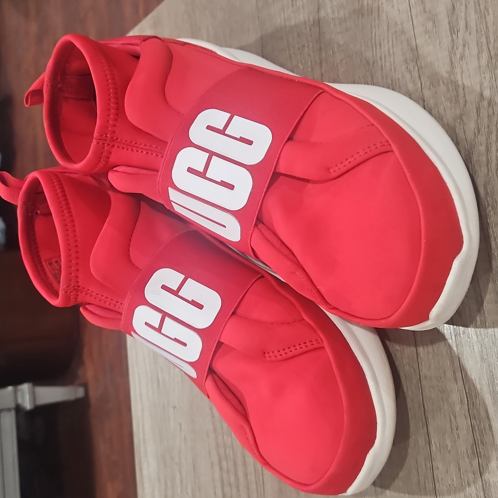 UGG Neutra Sneaker  Red and  White Womens Size 9 EUC